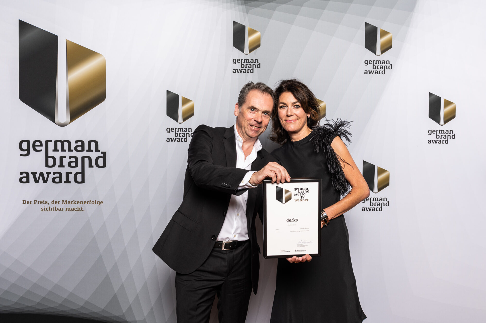Firmengründer Hansgeorg Derks und Klaudia Meinert nehmen den German Brand Award für ihre ausgezeichnete Markenberatung in Berlin entgegen